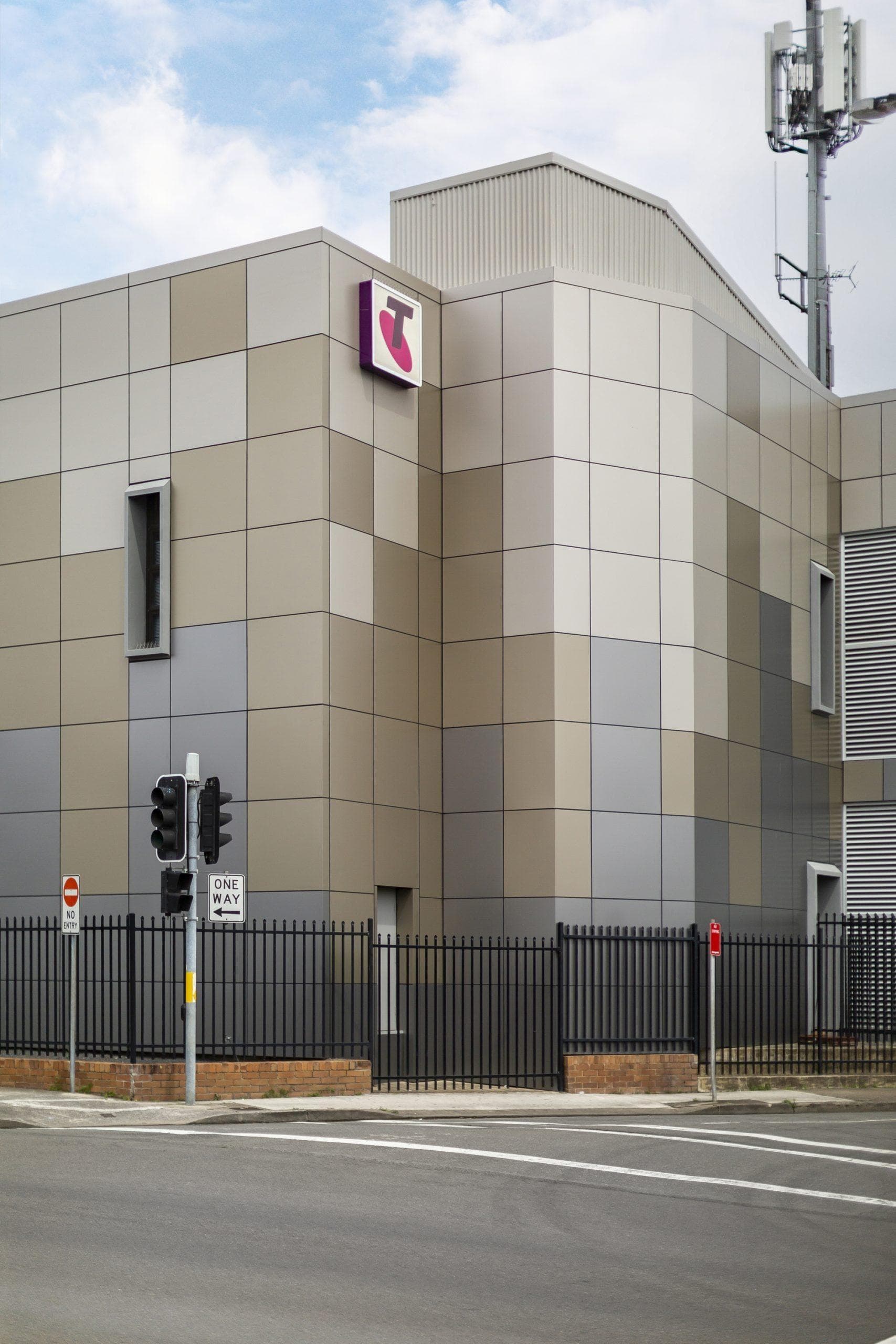 Corner detail of Telstra Data Exchange Penrith reclad using ALPOLIC™ non-combustible mineral core aluminium panels