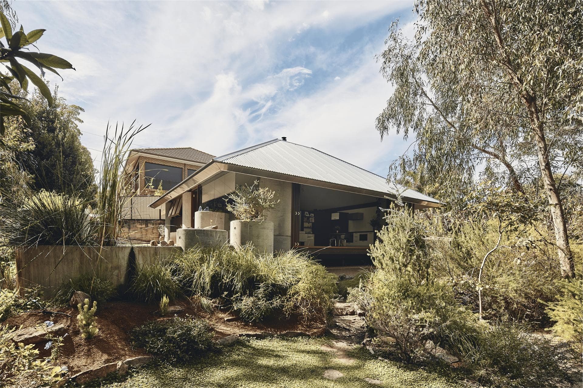 External view of Celilo Springs residence featuring ALPOLIC™/fr aluminium cladding in Medium Bronze and White